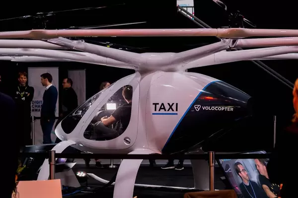 Volocopter Flugtaxi in der Realität streng bewacht auf der Digital X in Köln