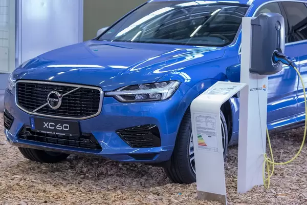 Volvo XC60 Plug-in Hybrid beim Laden an einer Ladesäule