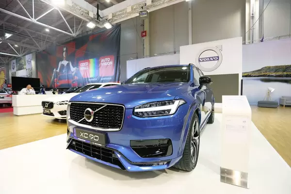 Volvo XC90 SUV im Blau: Schwedisches Auto auf dem Bukarest Auto Show