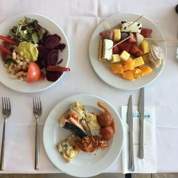 Von allem ein bisschen: Fisch und Spagetti, gemischter Salat und Obst und Süßspeisen