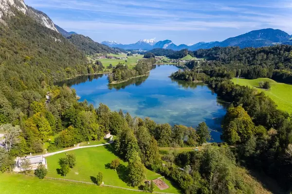 Von Anglern beliebt: Reintalersee im Kramsacher Seeplateau. Drohnenaufnahme im Herbst