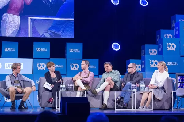 Von links nach rechts - Nico Rosberg, Britta Weddeling, Florian Reuter, Dr. Carsten Breitfeld, Dr. Lars Krause und Silja Pieh bei einem Gepräch um die Zukunft der Mobilität