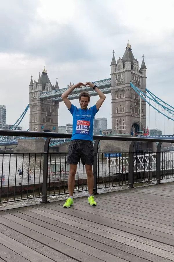 Vor der Tower Bridge mit Armen in "Mo Farah" Stellung