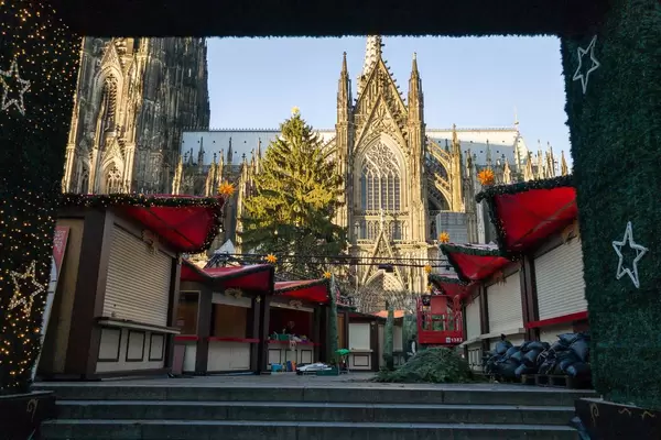 Vorbereitung auf den Weihnachtsmark am Kölner Dom