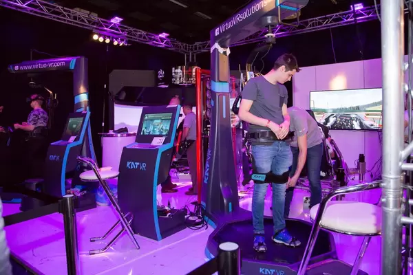 Vorbereitung eines Teilnehmers auf dem Messestand von Kat VR