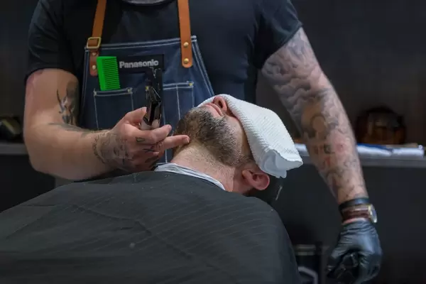 Vorführung eines Barttrimmers am Messestand von Panasonic