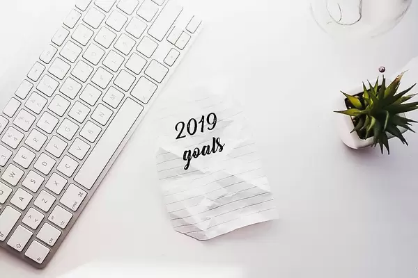 Vorhaben für das aktuelle Jahr, neben dem PC auf dem Schreibtisch