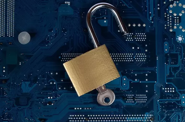 Vorhängeschloss auf Computerzubehör