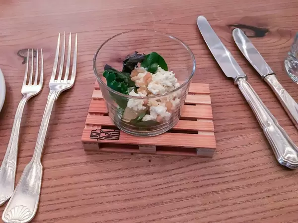 Vorpeise auf Mini-Palette: Ziegenkäse mit Birne