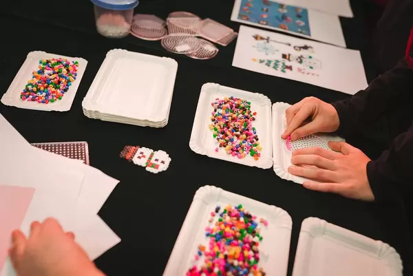 Vorschule frühe Entwicklung - Spiele mit bunten Steinen zum Muster stecken