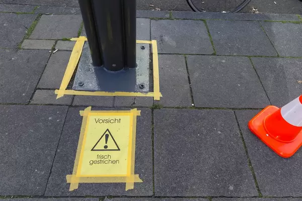 Vorsicht Frisch Gestrichen - Pfeiler auf Gehweg