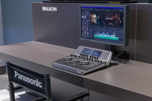 Vorstellung des Panasonic Prototypen Megacon (Mega Contrast), mit Dual Panel LCD Bildschirm