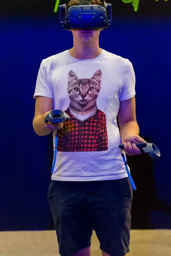 VR gamer with cat shirt at Gamescom 2018
