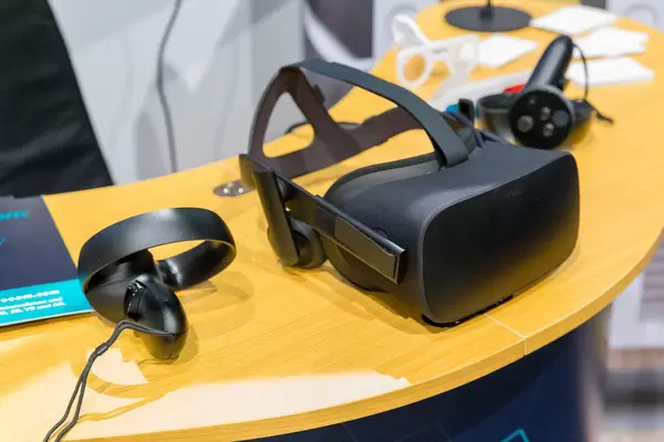 VR Headset und Controller auf einem Holztisch