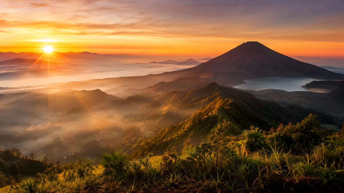 Vulkan Agung bei Sonnenaufgang über Bali im Morgennebel