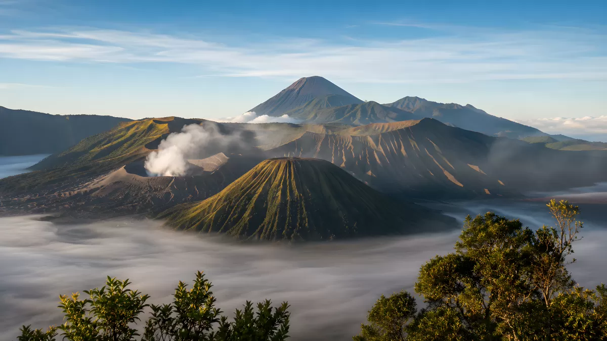 Vulkanlandschaft Mount Bromo im Morgennebel