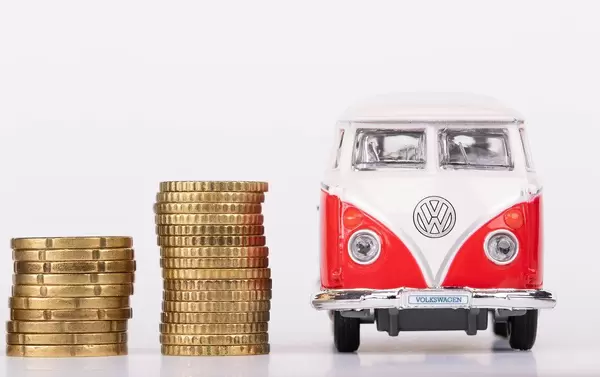 Vw Bus Spielzeug und zwei Stapel 20-Cent und 50-Cent Münzen