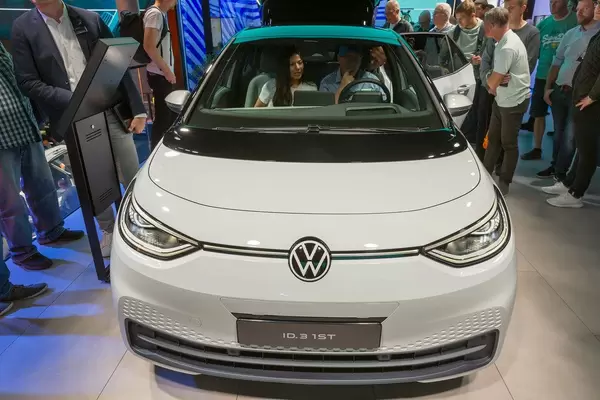 VW ID.3 1ST als erstes Modell der neuen Elektroauto-Familie auf der IAA: E-Mobilität mit Augmented Reality Head-up Display in der Windschutzscheibe