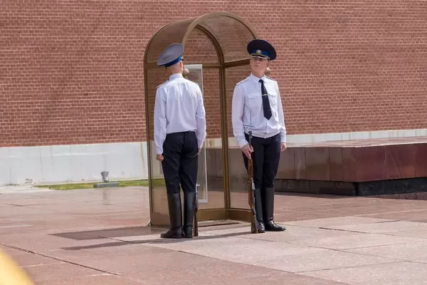 Wachablöse bei der Ewigen Flamme im Moskauer Kreml