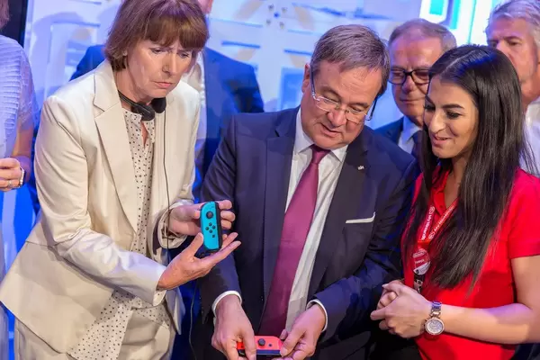 Wachsende Akzeptanz für Videospielen unter deutschen Politikern. Armin Laschet und Henriette Reker auf der Gamescom 2018