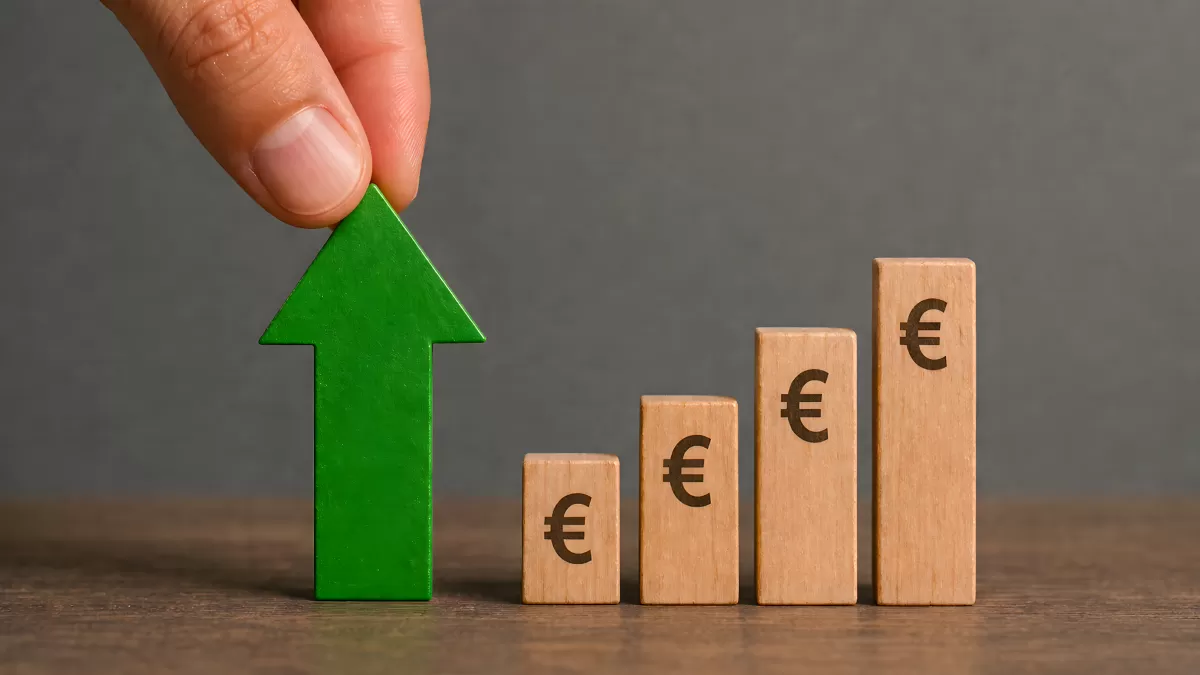 Wachsende Euro-Holzblöcke mit grünem Aufwärtspfeil