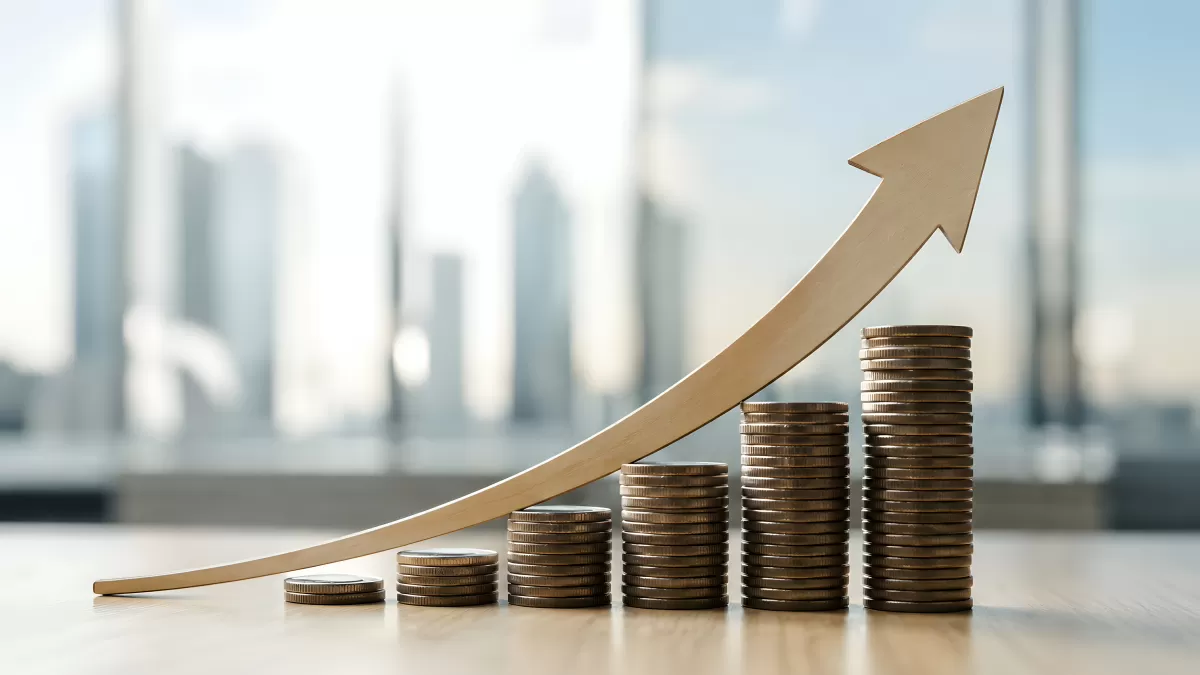 Wachsende Münzstapel mit Aufwärtspfeil als Finanzsymbol