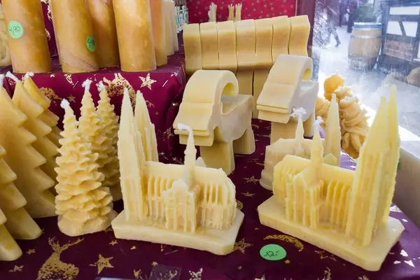 Wachskerzen in Form von Kathedralen, Böcken und Weihnachtsbäumen