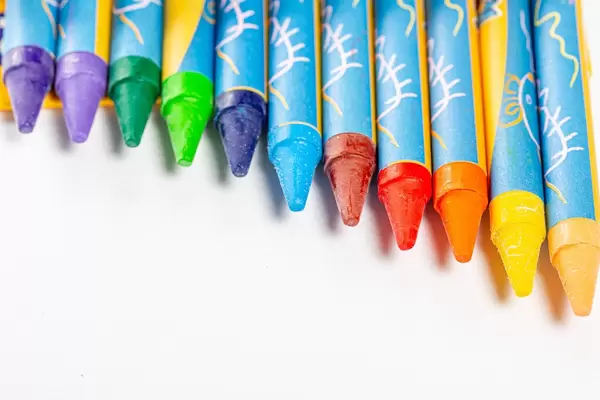 Wachsmalstifte in verschiedenen Farben mit weißem Hintergrund