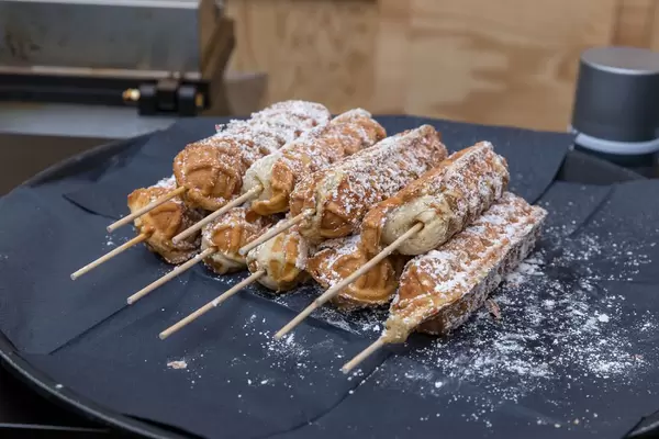 Waffeln am Spieß mit Puderzucker