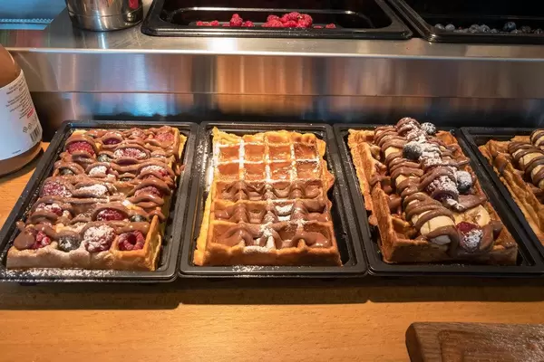 Waffeln mit Nutella und Früchten am Danilovsky Market in Moskau