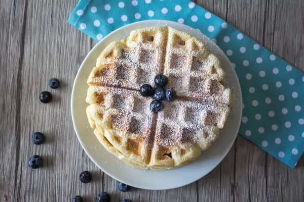 Waffeln mit Puderzucker und Heidelbeeren. Draufsicht