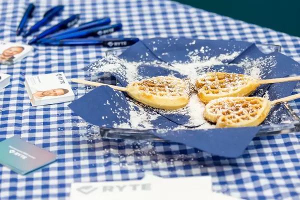 Waffeln mit Puderzucker