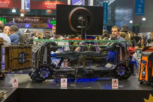 Waffen aus dem Videospiel in ausgefeilten Vitrinen - Gamescom 2018