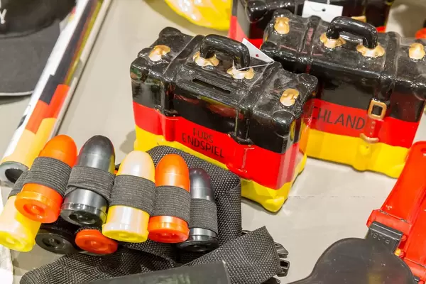 Waffenkoffer in schwarz-rot-gold fürs Endspiel - IAW Köln 2018