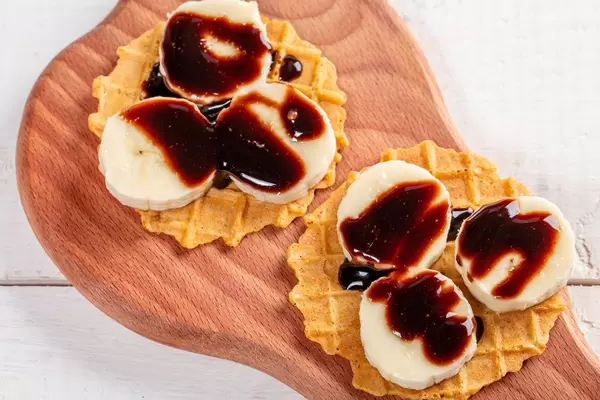 Waffles with fresh bananas and chocolate topping (Flip 2019)