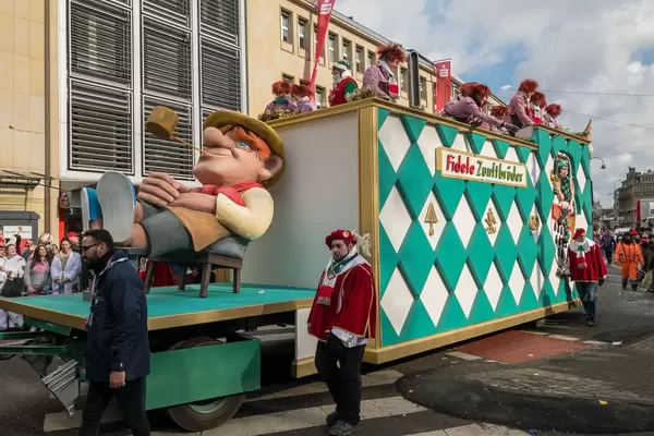 Wagen der Fidele Zunftbrüder beim Rosenmontagszug - Kölner Karneval 2018