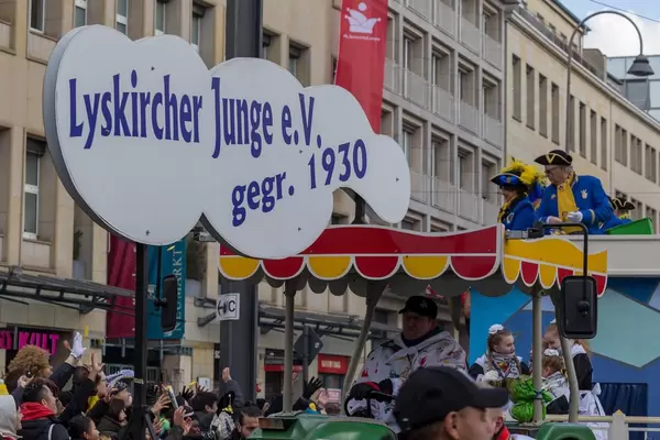 Wagen der KG Lyskircher Junge beim Rosenmontagszug - Kölner Karneval 2018