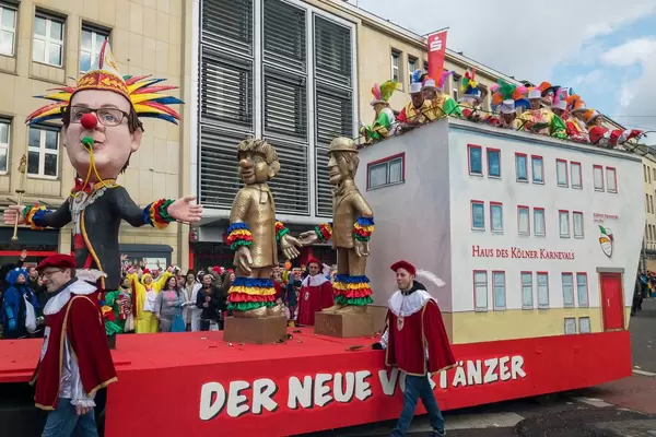 Wagen Der Neue Vortänzer beim Rosenmontagszug - Kölner Karneval 2018