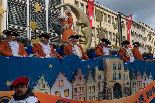 Wagen der Vereins Große KG Greesberger beim Rosenmontagszug - Kölner Karneval 2018