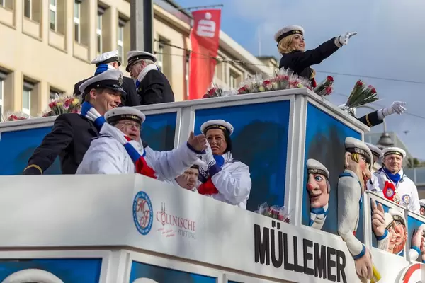 Wagen des Tanzkorps KG Mullemer Junge beim Rosenmontagszug - Kölner Karneval 2018