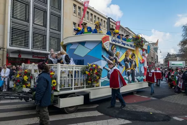 Wagen des Vereins Lyskircher Junge von 1930 beim Rosenmontagszug - Kölner Karneval 2018