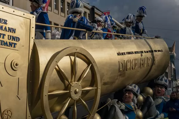Wagen Dicke Berta beim Rosenmontagszug - Kölner Karneval 2018