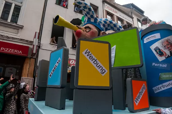 Wagen: Die neuen Werbetafeln  in Köln