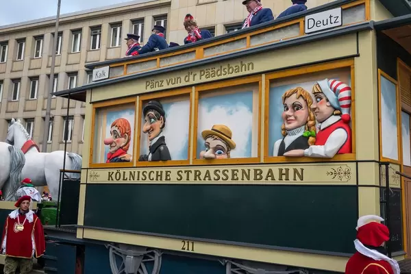 Wagen Kölnische Strassenbahn beim Rosenmontagszug - Kölner Karneval 2018