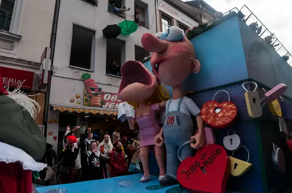 Wagen: Liebesschlösser werden abmontiert