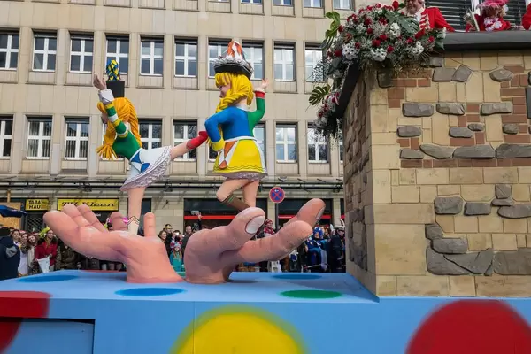 Wagen mit den auf Handfläche tanzenden Mädchen - Kölner Karneval 2018
