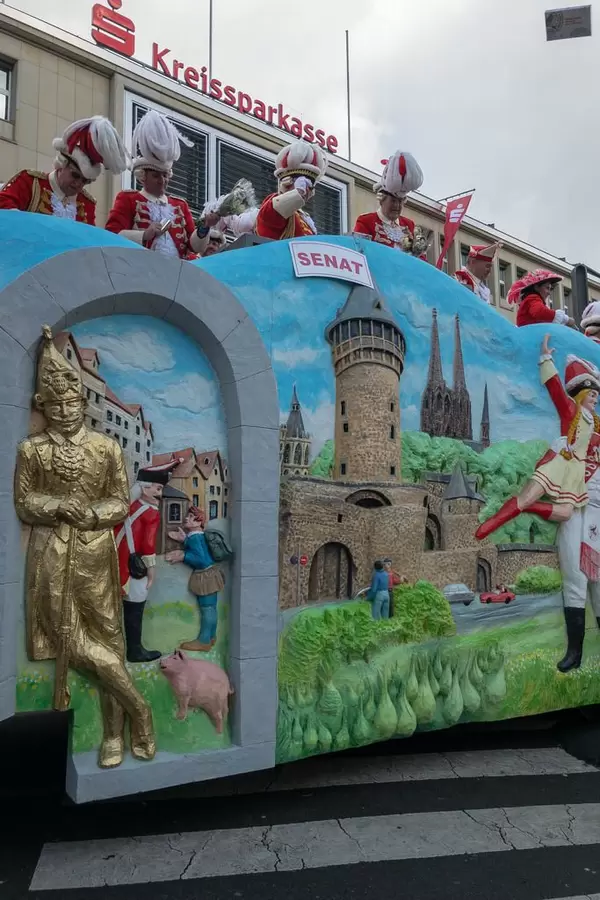 Wagen mit der Aufschrift Senat - Kölner Karneval 2018