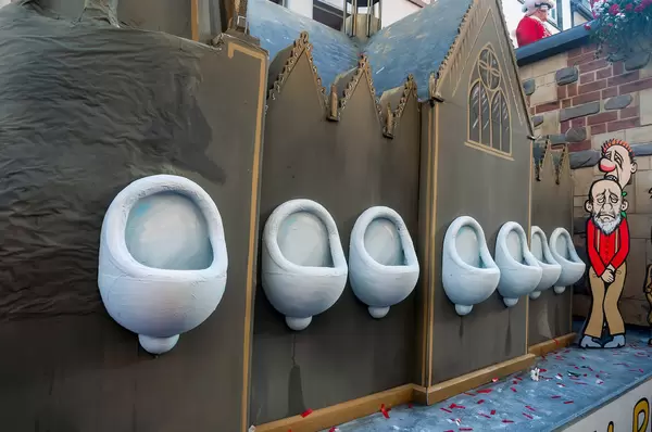Wagen: Pissoir am Kölner Dom