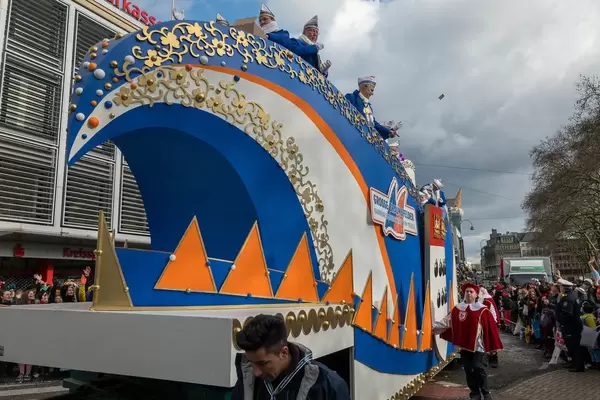Wagen vom Verein Große Braunsfelder beim Rosenmontagszug - Kölner Karneval 2018