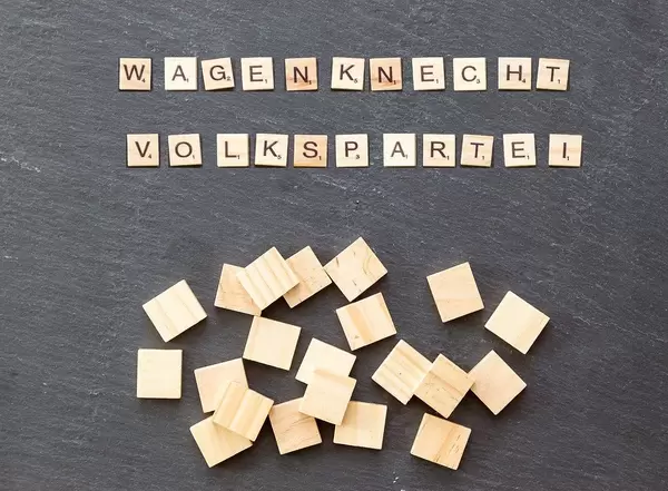 Wagenknecht Volkspartei mit Holzklötzen gelegt auf einem Steinuntergrund